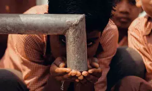 Telangana के सरकारी स्कूलों को अभी भी पाइप से पेयजल का इंतजार