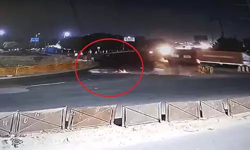 बैरिकेड से टकराकर बाइक सीधी गिरी अंडरपास में, हादसा कैमरे में कैद बैरिकेड से टकराकर बाइक सीधी गिरी अंडरपास में, हादसा कैमरे में कैद