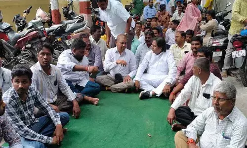 कांग्रेस पार्षद ने जीएचएमसी अधिकारी पर हमला किया.. कर्मचारियों ने किया काम का बहिष्कार