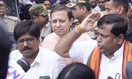 सुकांत पर जूते फेंके गए, चोर के नारे लगे और अराजकता फैल गई! सुकांत पर जूते फेंके गए, चोर के नारे लगे और अराजकता फैल गई!