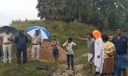 वोट डालते समय मतदाताओं से भरी नाव दुर्घटनाग्रस्त हो गई