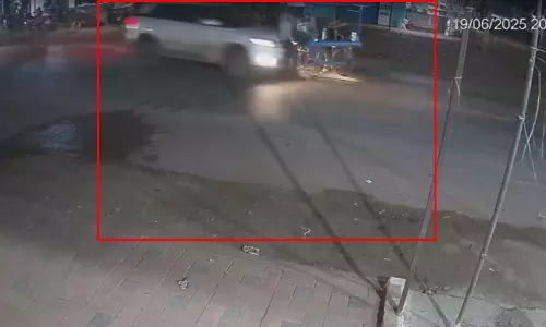 तेज रफ्तार ब्रेज़ा कार ने ठेला चालक को 3 किमी तक घसीटा, देखें खौफनाक VIDEO...