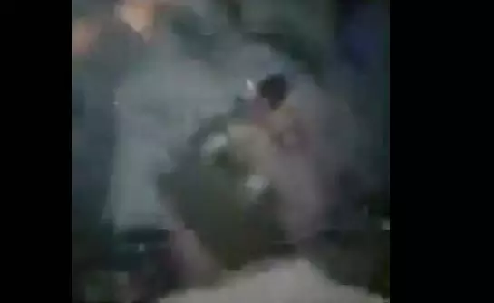 पुलिस अधिकारी को पकड़कर गांव वालों ने बेरहमी से पीटा, वीडियो वायरल पुलिस अधिकारी को पकड़कर गांव वालों ने बेरहमी से पीटा, वीडियो वायरल