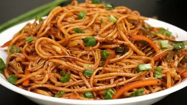 Recipe: अब घर पर भी बनाएं बाजार जैसी देसी चाऊमीन Recipe: अब घर पर भी बनाएं बाजार जैसी देसी चाऊमीन