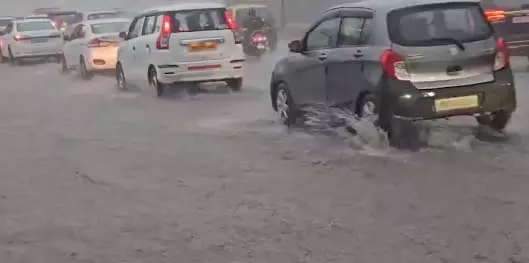5 राज्यों में हुई भारी बारिश, घरों में घुसा पानी, स्कूल भी बंद 5 राज्यों में हुई भारी बारिश, घरों में घुसा पानी, स्कूल भी बंद