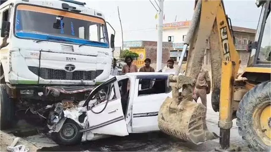 UP News: ऑल्टो कार का टायर फटा, 4 लोगों की मौके पर ही मौत UP News: ऑल्टो कार का टायर फटा, 4 लोगों की मौके पर ही मौत