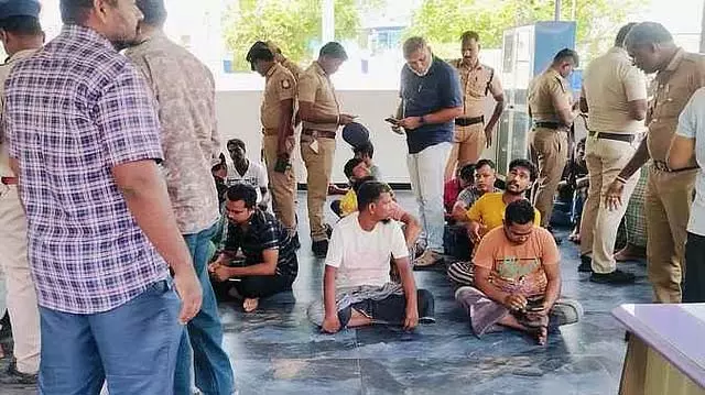 Tirupur : फर्जी आधार कार्ड के साथ काम करने के आरोप में 26 बांग्लादेशी गिरफ्तार Tirupur : फर्जी आधार कार्ड के साथ काम करने के आरोप में 26 बांग्लादेशी गिरफ्तार