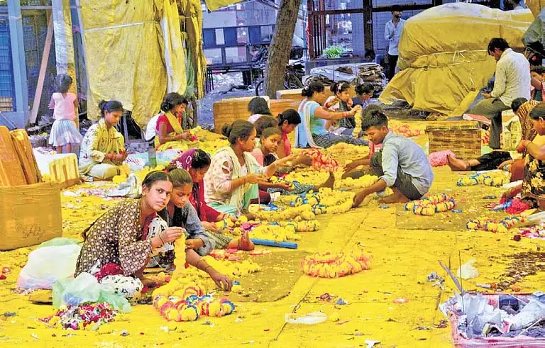 उपेक्षा के बीच भी गुलजार हुआ गाजीपुर फूल बाजार उपेक्षा के बीच भी गुलजार हुआ गाजीपुर फूल बाजार