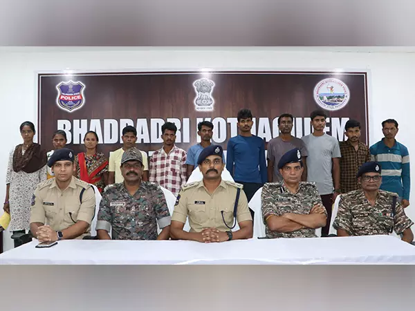 Telangana: प्रतिबंधित सीपीआई (माओवादी) के 12 सदस्यों ने आत्मसमर्पण किया Telangana: प्रतिबंधित सीपीआई (माओवादी) के 12 सदस्यों ने आत्मसमर्पण किया