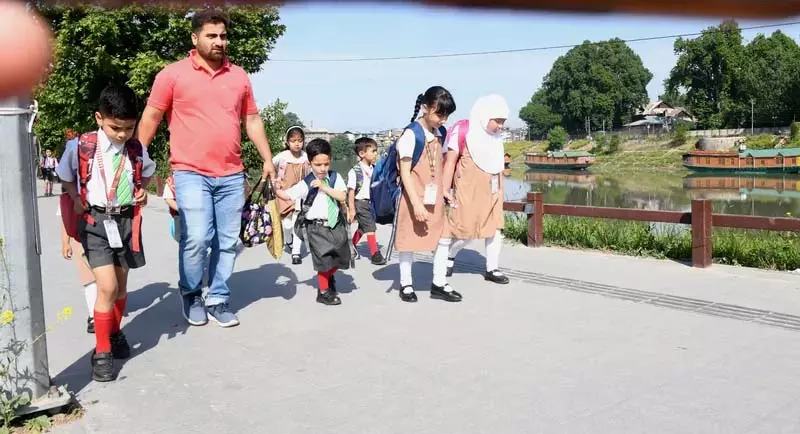 भीषण गर्मी के कारण स्कूलों में बच्चों की पढ़ाई बाधित भीषण गर्मी के कारण स्कूलों में बच्चों की पढ़ाई बाधित