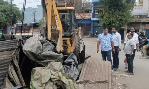 Moradabad: अवैध कब्जों पर चला बुलडोजर, खोखा संचालकों ने जताया विरोध Moradabad: अवैध कब्जों पर चला बुलडोजर, खोखा संचालकों ने जताया विरोध