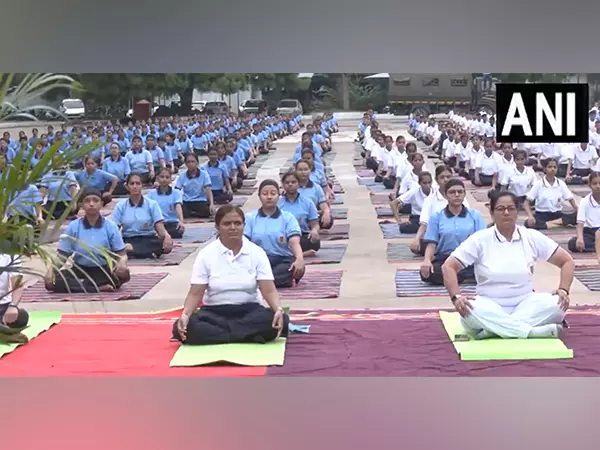 अंतर्राष्ट्रीय योग दिवस से पहले Ahmedabad में 1000 एनसीसी कैडेट्स ने योग किया अंतर्राष्ट्रीय योग दिवस से पहले Ahmedabad में 1000 एनसीसी कैडेट्स ने योग किया