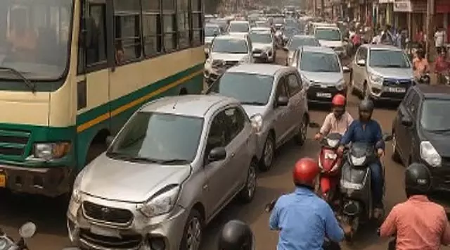 दादा वैद्य चौक के पास बस-कार की टक्कर के बाद Ponda में यातायात जाम दादा वैद्य चौक के पास बस-कार की टक्कर के बाद Ponda में यातायात जाम