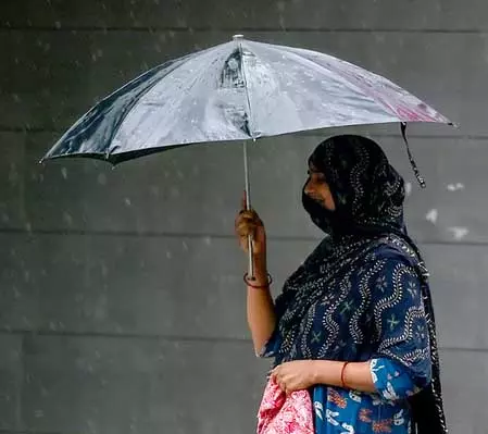दिल्ली-एनसीआर में बारिश को लेकर येलो अलर्ट जारी, तापमान में गिरावट दर्ज दिल्ली-एनसीआर में बारिश को लेकर येलो अलर्ट जारी, तापमान में गिरावट दर्ज