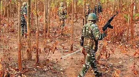 सीपीआई-माओवादी से जुड़े 12 कैडरों ने पुलिस के सामने सरेंडर किया सीपीआई-माओवादी से जुड़े 12 कैडरों ने पुलिस के सामने सरेंडर किया