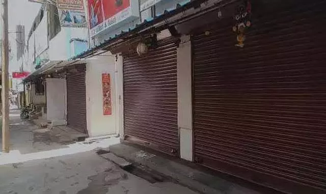 वेल्लोर के निकट आम किसानों के समर्थन में दुकानदारों ने दुकानें बंद रखी वेल्लोर के निकट आम किसानों के समर्थन में दुकानदारों ने दुकानें बंद रखी