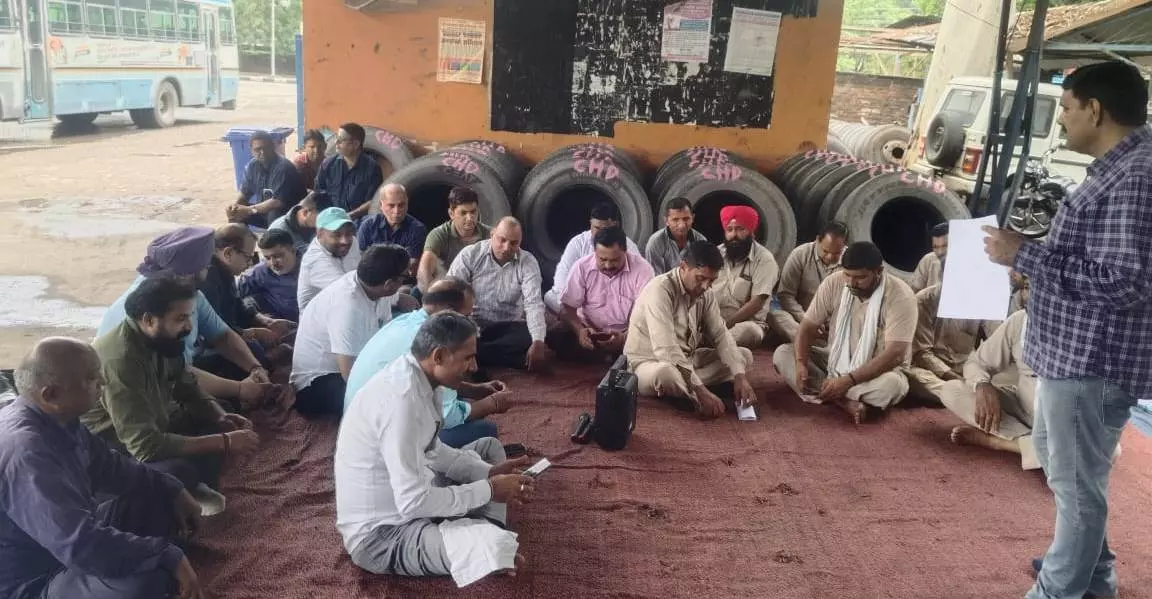 Chandigarh: कंडक्टरों से मारपीट पर सड़कों पर उतरे रोडवेज कर्मी, सुरक्षा की उठाई मांग Chandigarh: कंडक्टरों से मारपीट पर सड़कों पर उतरे रोडवेज कर्मी, सुरक्षा की उठाई मांग