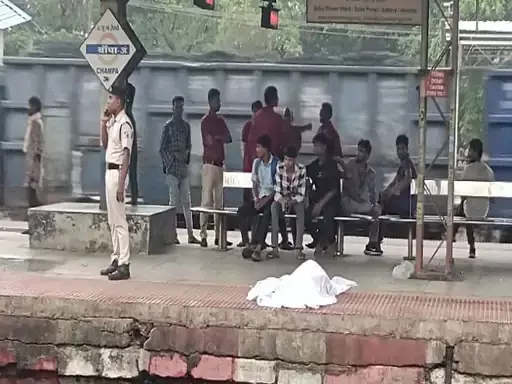 शॉर्टकट दूसरे प्लेटफॉर्म में जा रहा था युवक, ट्रेन आने से कटा शॉर्टकट दूसरे प्लेटफॉर्म में जा रहा था युवक, ट्रेन आने से कटा