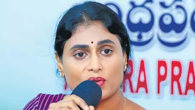 शर्मिला ने YSRCP कार्यकर्ता की मूर्ति का अनावरण करने के लिए जगन मोहन रेड्डी की आलोचना की शर्मिला ने YSRCP कार्यकर्ता की मूर्ति का अनावरण करने के लिए जगन मोहन रेड्डी की आलोचना की