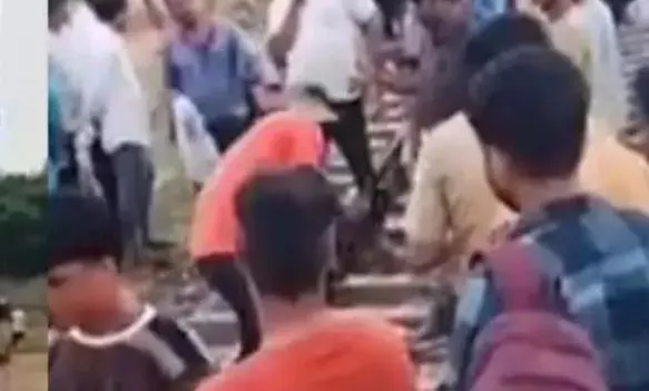 Up News: रेलवे ट्रैक ध्वस्त, बड़ी रेल दुर्घटना टली Up News: रेलवे ट्रैक ध्वस्त, बड़ी रेल दुर्घटना टली