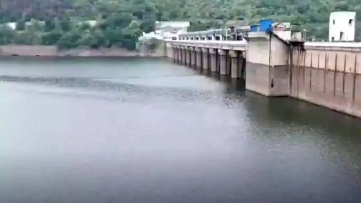 भारी बारिश के कारण श्रीशैलम जलाशय ओवरफ्लो हो गया भारी बारिश के कारण श्रीशैलम जलाशय ओवरफ्लो हो गया
