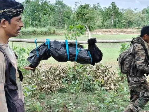 घने जंगली पहाड़ियों में मारी गई महिला नक्सली घने जंगली पहाड़ियों में मारी गई महिला नक्सली