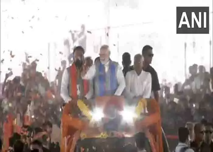 प्रधानमंत्री मोदी ने Siwan में रोड शो किया प्रधानमंत्री मोदी ने Siwan में रोड शो किया