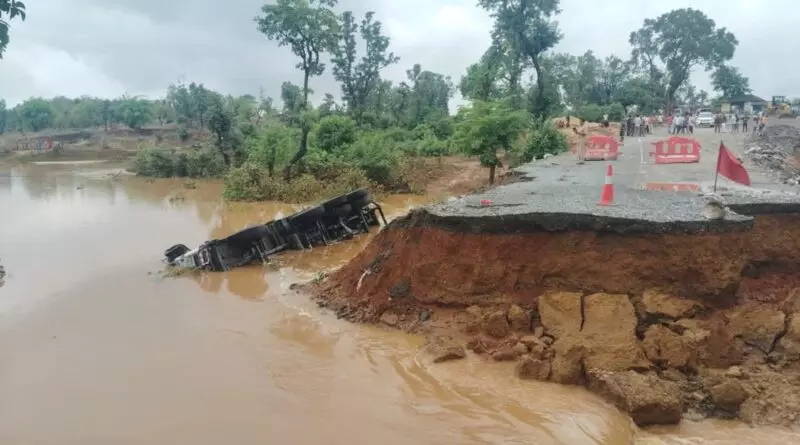 Latehar में बाढ़ जैसे हालात, पुलिया टूटी, ट्रक नदी में समाया, घरों को नुकसान Latehar में बाढ़ जैसे हालात, पुलिया टूटी, ट्रक नदी में समाया, घरों को नुकसान