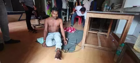 सांसद के हस्तक्षेप पर ओडिशा में थाने में जंजीरों से बंधे व्यक्ति को दिलाई गई रिहाई सांसद के हस्तक्षेप पर ओडिशा में थाने में जंजीरों से बंधे व्यक्ति को दिलाई गई रिहाई