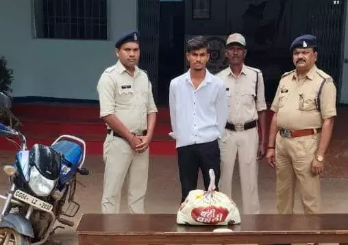 कुरुद पुलिस ने शराब सप्लाई कर रहे युवक को रंगे हाथों दबोचा कुरुद पुलिस ने शराब सप्लाई कर रहे युवक को रंगे हाथों दबोचा
