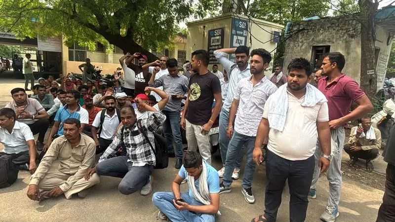Haryana : आउटसोर्स कर्मचारियों को अदालत के आदेश के मद्देनजर हिरासत में लिया गया Haryana : आउटसोर्स कर्मचारियों को अदालत के आदेश के मद्देनजर हिरासत में लिया गया