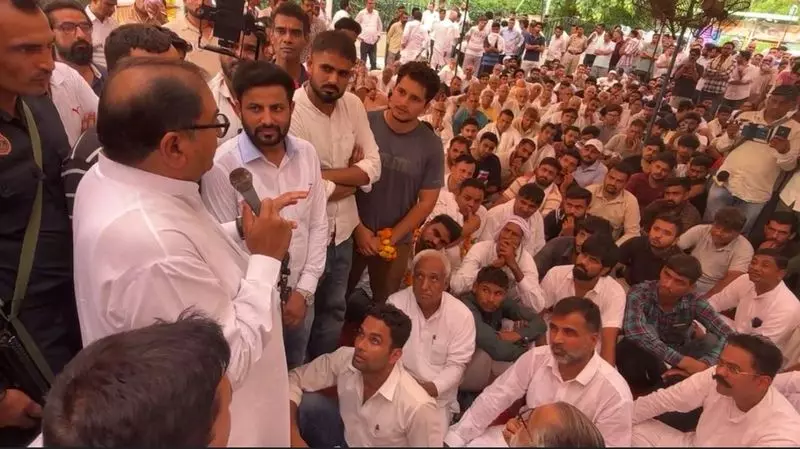 अभय चौटाला ने FIR वापस लेने और आरोपी कर्मचारियों की गिरफ्तारी की मांग की अभय चौटाला ने FIR वापस लेने और आरोपी कर्मचारियों की गिरफ्तारी की मांग की