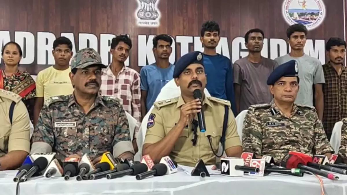 दर्जनभर नक्सलियों ने एक साथ डाले हथियार दर्जनभर नक्सलियों ने एक साथ डाले हथियार