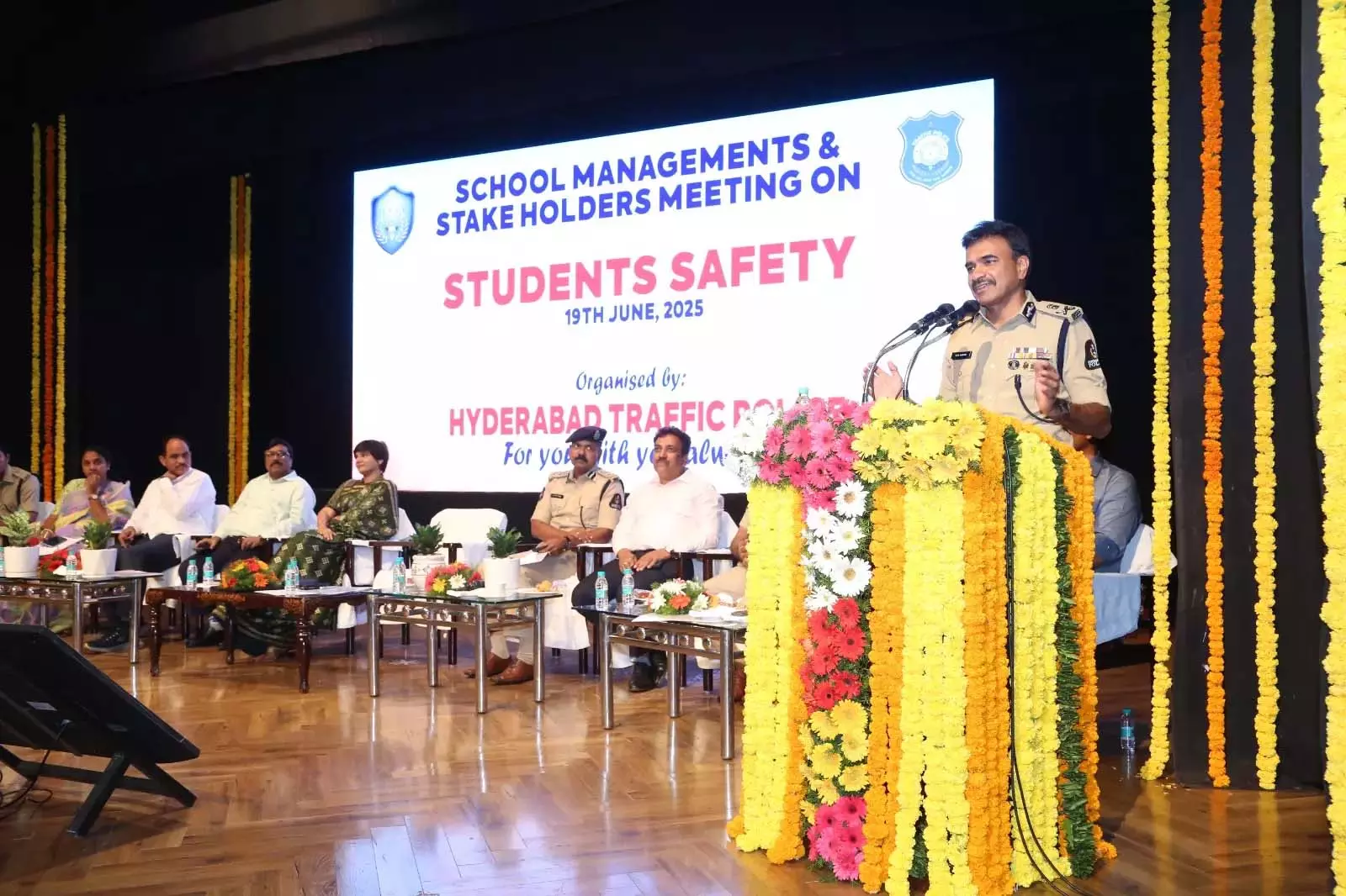 स्कूलों के 200 मीटर के दायरे में सुरक्षा चूक के लिए प्रिंसिपल जिम्मेदार होंगे: Anand स्कूलों के 200 मीटर के दायरे में सुरक्षा चूक के लिए प्रिंसिपल जिम्मेदार होंगे: Anand