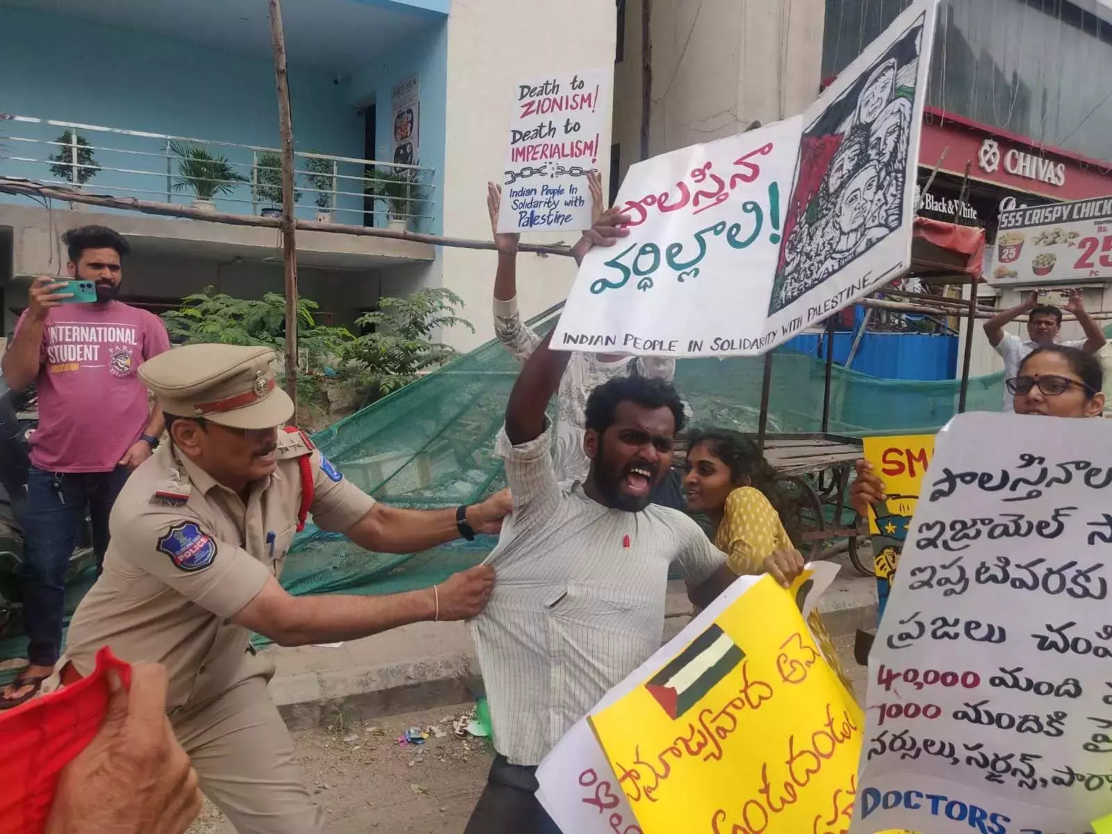 Hyderabad में अमेरिकी वाणिज्य दूतावास के बाहर फिलिस्तीन समर्थक प्रदर्शनकारियों को हिरासत में लिया Hyderabad में अमेरिकी वाणिज्य दूतावास के बाहर फिलिस्तीन समर्थक प्रदर्शनकारियों को हिरासत में लिया