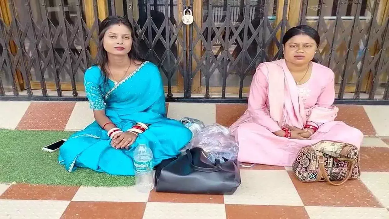 जेठानी और देवरानी ने ससुराल वालों के खिलाफ खोला मोर्चा, पतियों से दूर करने का आरोप जेठानी और देवरानी ने ससुराल वालों के खिलाफ खोला मोर्चा, पतियों से दूर करने का आरोप