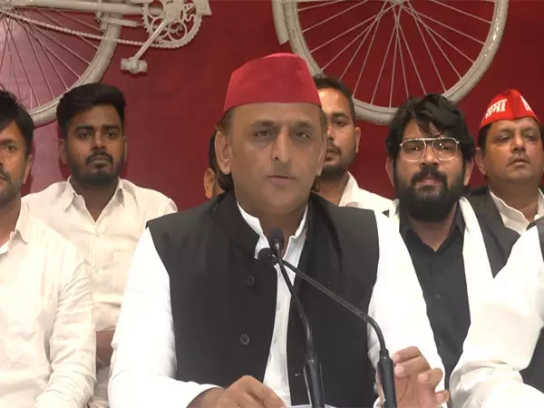 भाजपा सरकार शिक्षा और शिक्षक विरोधी है: Akhilesh Yadav भाजपा सरकार शिक्षा और शिक्षक विरोधी है: Akhilesh Yadav