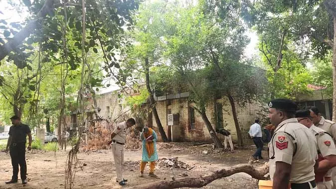 पुलिस में तैनात सब इंस्पेक्टर ने की खुदकुशी, मोर्चरी हाउस के सामने गोली मारी पुलिस में तैनात सब इंस्पेक्टर ने की खुदकुशी, मोर्चरी हाउस के सामने गोली मारी
