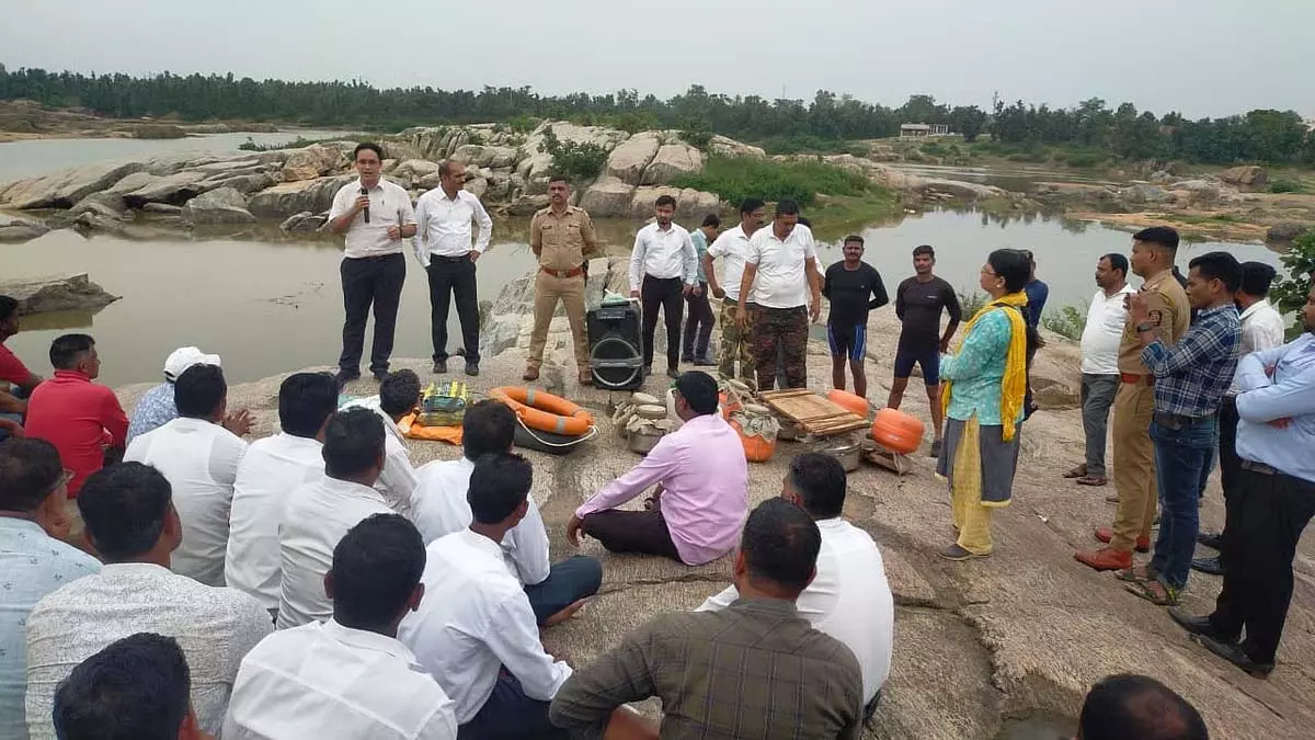 Maharashtra : गोंदिया तालुका में प्राकृतिक आपदा प्रबंधन के लिए बाढ़ अभ्यास आयोजित किया गया Maharashtra : गोंदिया तालुका में प्राकृतिक आपदा प्रबंधन के लिए बाढ़ अभ्यास आयोजित किया गया