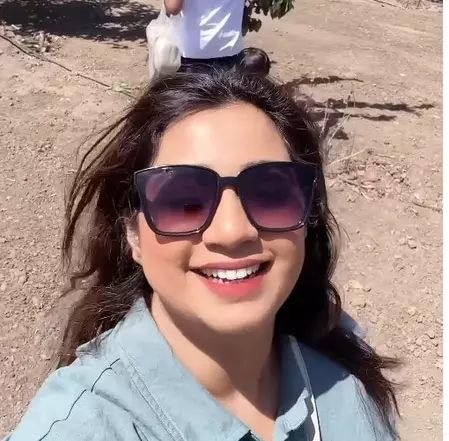 अपने दिल के जीपीएस संग बाग में दिखीं श्रेया घोषाल अपने दिल के जीपीएस संग बाग में दिखीं श्रेया घोषाल