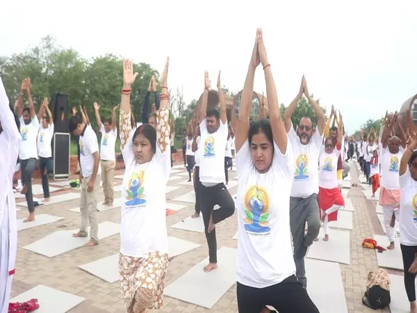 लुम्बिनी में भारतीय दूतावास ने किया योग दिवस कार्यक्रम का आयोजन लुम्बिनी में भारतीय दूतावास ने किया योग दिवस कार्यक्रम का आयोजन