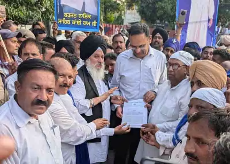 अंबेडकर प्रतिमा तोड़े जाने के विरोध में BSP ने किया प्रदर्शन अंबेडकर प्रतिमा तोड़े जाने के विरोध में BSP ने किया प्रदर्शन