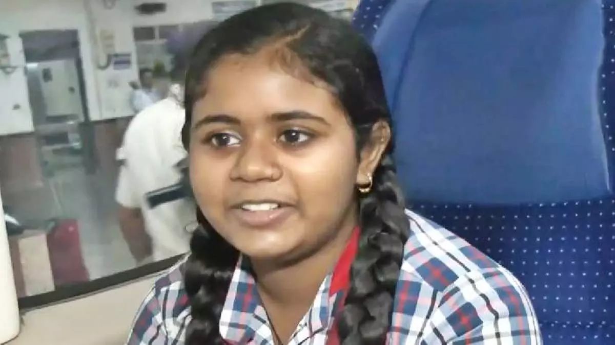 पहली सवारी की खुशी: बिहार में छात्रों ने वंदे भारत की पहली यात्रा का जश्न मनाया पहली सवारी की खुशी: बिहार में छात्रों ने वंदे भारत की पहली यात्रा का जश्न मनाया