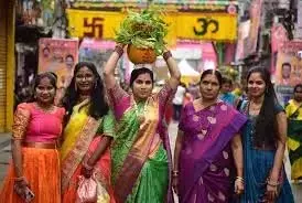 Telangana: बोनालू उत्सव के लिए मंदिरों को सजाया गया Telangana: बोनालू उत्सव के लिए मंदिरों को सजाया गया