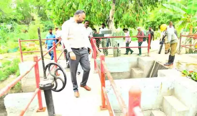 दुर्गम चेरुवु में जल निकासी कार्यों में तेजी लाएं, GHMC आयुक्त ने अधिकारियों से कहा दुर्गम चेरुवु में जल निकासी कार्यों में तेजी लाएं, GHMC आयुक्त ने अधिकारियों से कहा