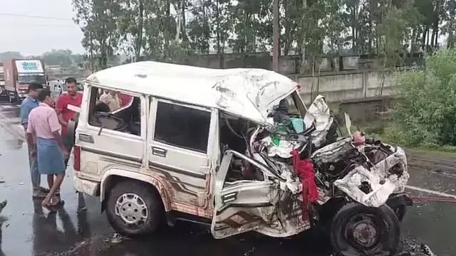 बोलेरो-ट्रक की आमने-सामने की टक्कर: भीषण हादसे में 9 लोगों की मौत बोलेरो-ट्रक की आमने-सामने की टक्कर: भीषण हादसे में 9 लोगों की मौत