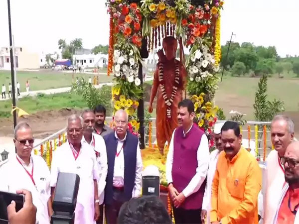 महाराष्ट्र के CM देवेंद्र फडणवीस ने जलगांव में खज्याजी नाइक स्मारक का किया उद्घाटन महाराष्ट्र के CM देवेंद्र फडणवीस ने जलगांव में खज्याजी नाइक स्मारक का किया उद्घाटन