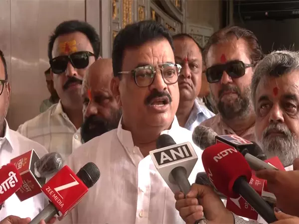 भास्कर जाधव का हमला: शिंदे के पास न विचार, न राय; BJP के इशारे पर चलते हैं भास्कर जाधव का हमला: शिंदे के पास न विचार, न राय; BJP के इशारे पर चलते हैं