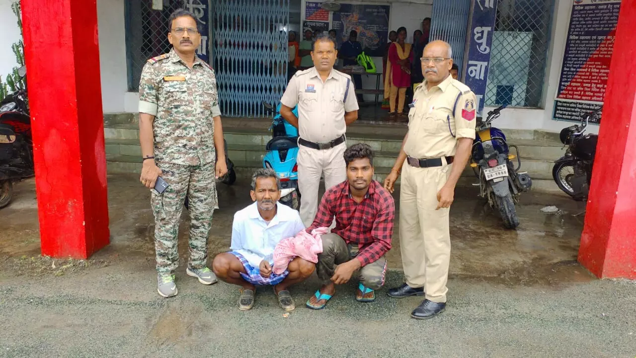 बाप-बेटे ने की थी ग्रामीण की हत्या, वजह जमीन विवाद बाप-बेटे ने की थी ग्रामीण की हत्या, वजह जमीन विवाद