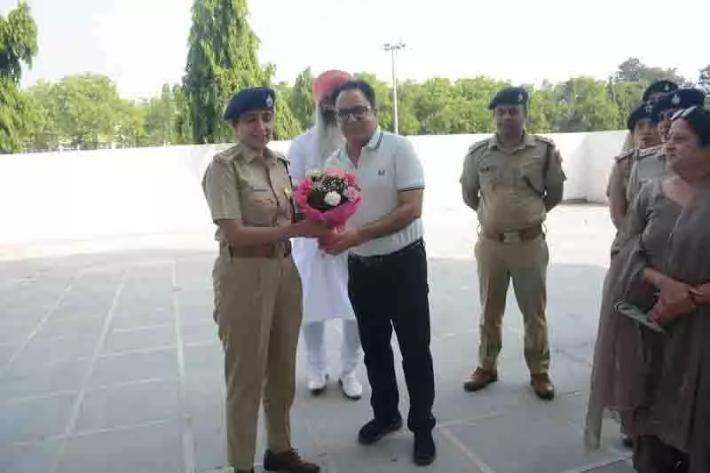 चंडीगढ़ SSP ने निवासियों की चिंताओं को संबोधित किया चंडीगढ़ SSP ने निवासियों की चिंताओं को संबोधित किया